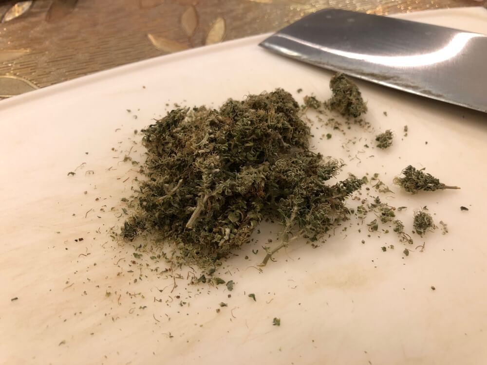 How to Grind Weed Without a Grinder With a Knife